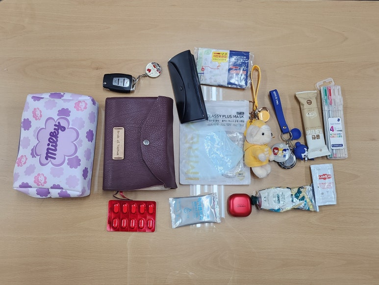 교수님들 가방에는 무엇이 있을까? - What's in my bag(교수님 편 (feat. 총장님)) 이미지2