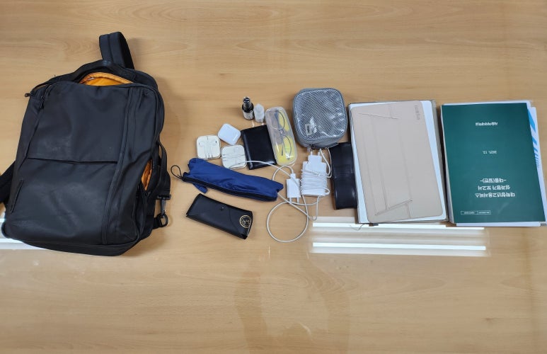 교수님들 가방에는 무엇이 있을까? - What's in my bag(교수님 편 (feat. 총장님)) 이미지6