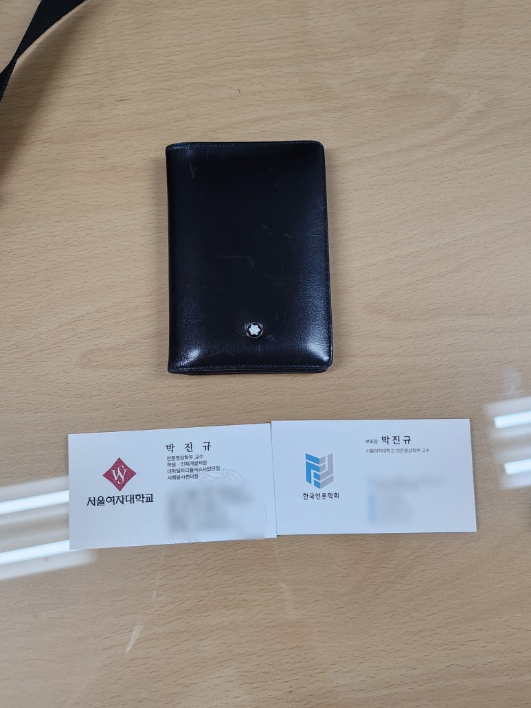 교수님들 가방에는 무엇이 있을까? - What's in my bag(교수님 편 (feat. 총장님)) 이미지7