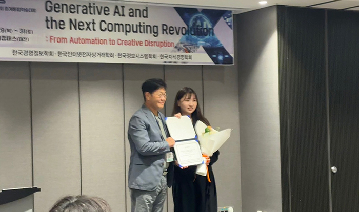 ﻿경영학과 이종태 교수 · 데이터사이언스학과 지다인 학생, 딥러닝 기반 패션 추천 시스템 연구로 학회 우수논문상 수상 이미지2