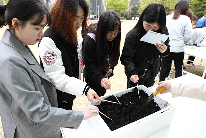 ‘앗! 지렁이가 학생들에게 간식을 쏜다!’ 