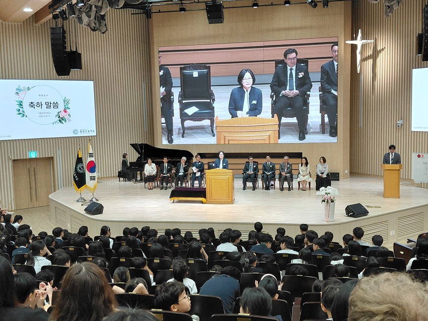 이윤선 총장은 5월 19일(화) 본교 대강당에서 열린 화랑초등학교 제58회 개교기념예배에 참석했다.